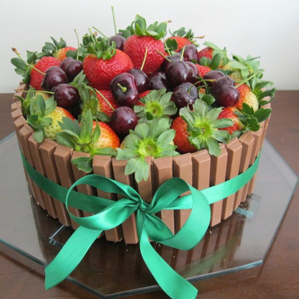 Bolo Cesta de Chocolate com Frutas Vermelhas