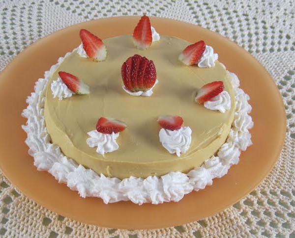 Bolo com mousse e ganache de maracujá