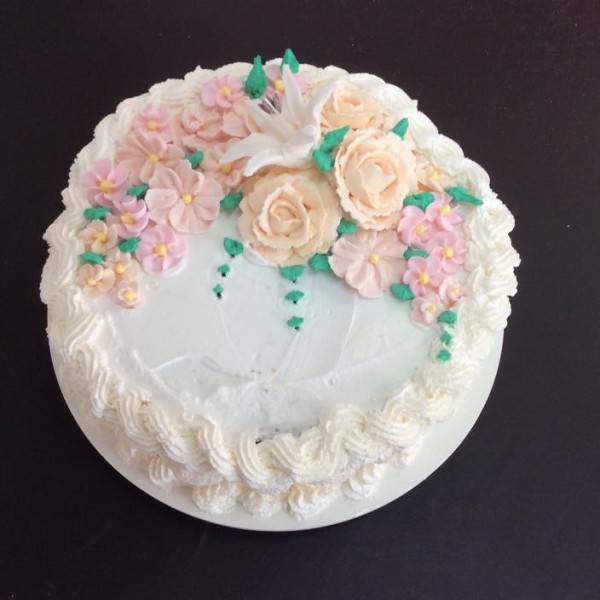 Bolo com Chantily e Flores