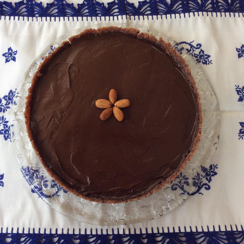Torta de chocolate ou limão em crosta de amêndoas, tâmaras e nozes. Sem lactose e sem glúten.